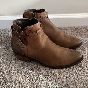 Nordstroms Halogen Leather stacked Heel Bootie’s Size 8 1/2